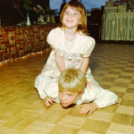 “Isprobala sam metodu roditeljstva iz 1980-ih i nastao je HAOS”: Deca su se ludo zabavila, a onda…