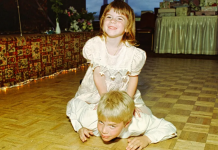 “Isprobala sam metodu roditeljstva iz 1980-ih i nastao je HAOS”: Deca su se ludo zabavila, a onda…