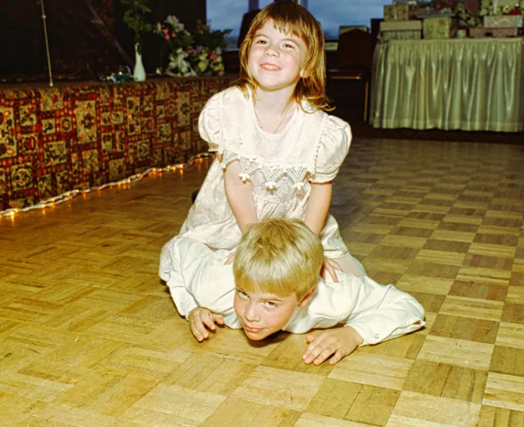 “Isprobala sam metodu roditeljstva iz 1980-ih i nastao je HAOS”: Deca su se ludo zabavila, a onda…