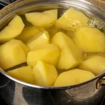 Kakva fora! Krompir ćete skuvati duplo brže i biće 10 puta ukusniji zahvaljujući ovom triku